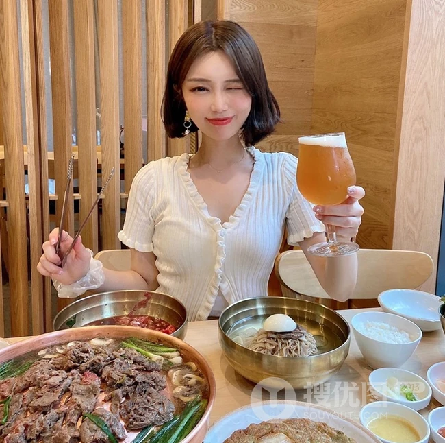 趁着夏天，尝试一下最火短发减龄发型吧，一组中分齐肩短发女生好看图片欣赏 第14张
