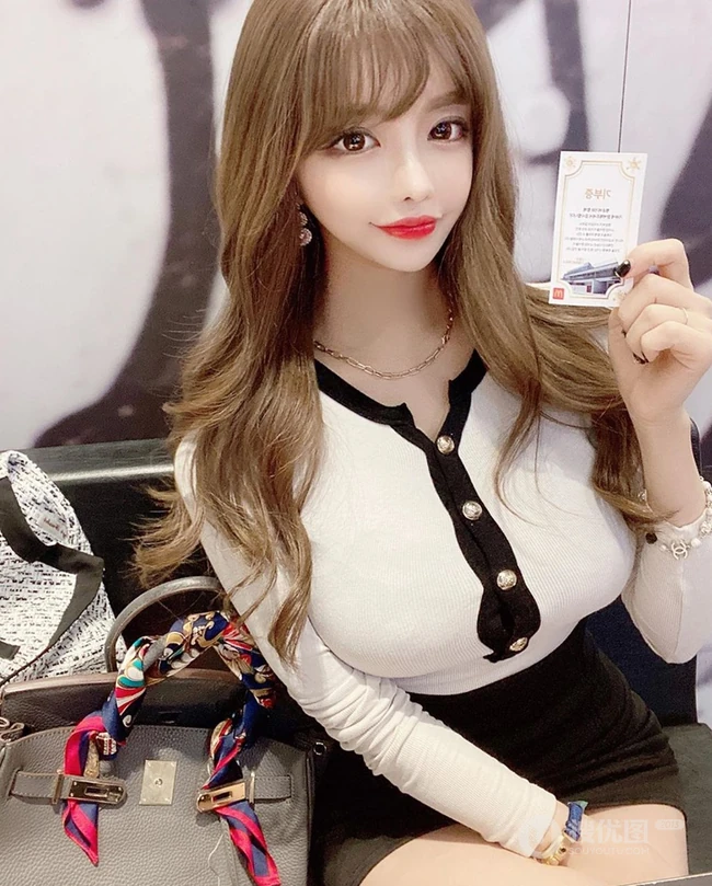 匀称气质女人适合的长发发型，具有妩媚气质，又不失潮流时尚的流行发型图片 第12张