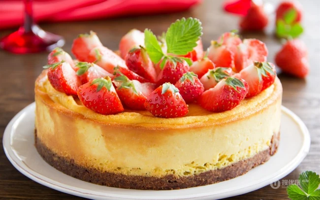 草莓蛋糕图片，满满当当的草莓，摆在蛋糕上面，是不是感觉特别幸福？ 第2张