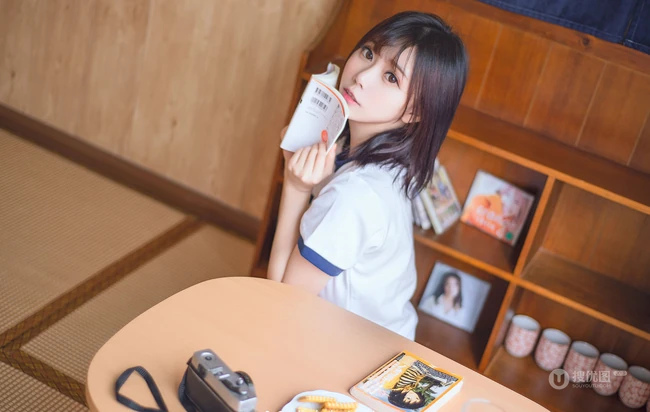 腿型很好看的绝美气质少女紧身衣系列高清室内艺术摄影写真图片