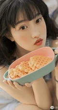 圆脸，匀称浅粉，卷发女孩，V领拉绳肩带牛仔裙居家沙发气质写真图片
