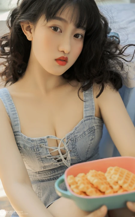 圆脸，匀称浅粉，卷发女孩，V领拉绳肩带牛仔裙居家沙发气质写真图片