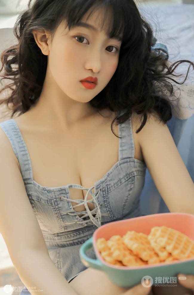 圆脸，匀称浅粉，卷发女孩，V领拉绳肩带牛仔裙居家沙发气质写真图片