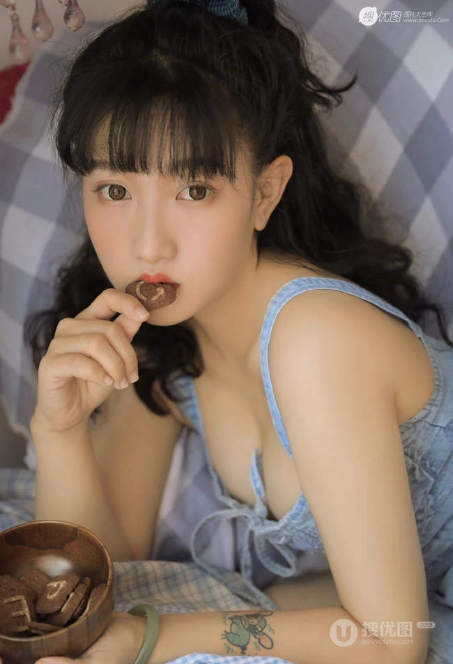 圆脸，匀称浅粉，卷发女孩，V领拉绳肩带牛仔裙居家沙发气质写真图片