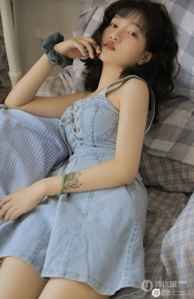 圆脸，匀称浅粉，卷发女孩，V领拉绳肩带牛仔裙居家沙发气质写真图片