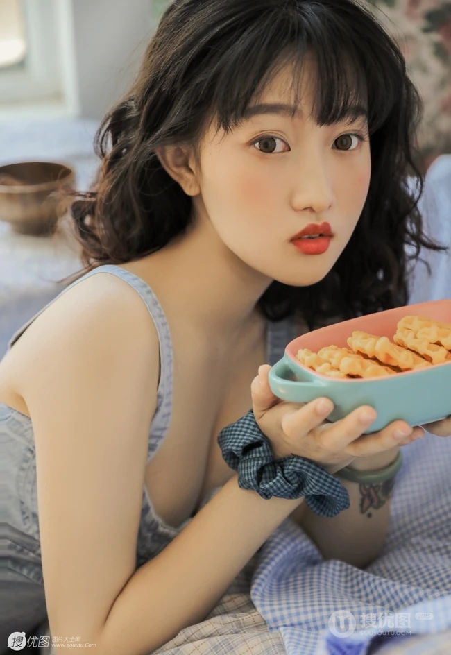 圆脸，匀称浅粉，卷发女孩，V领拉绳肩带牛仔裙居家沙发气质写真图片