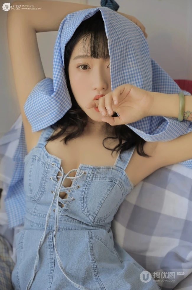 圆脸，匀称浅粉，卷发女孩，V领拉绳肩带牛仔裙居家沙发气质写真图片