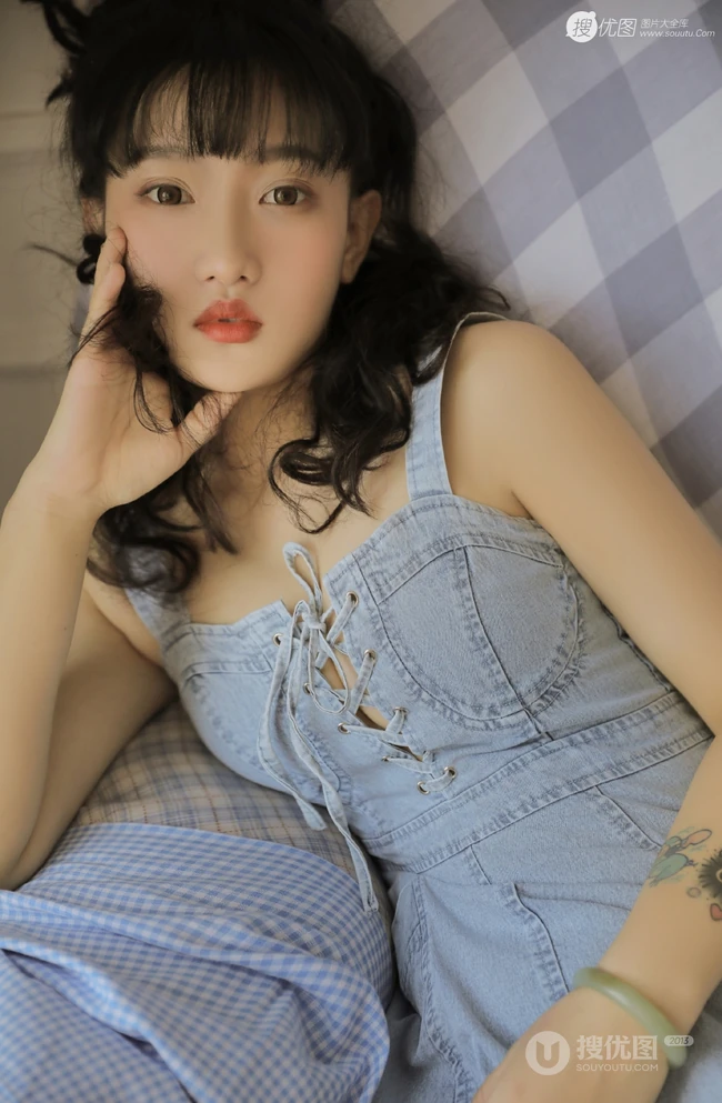圆脸，匀称浅粉，卷发女孩，V领拉绳肩带牛仔裙居家沙发气质写真图片