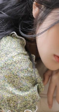 精致容颜，让人过目不忘，清新漂亮女孩碎花上衣短裤居家怡然自得写真