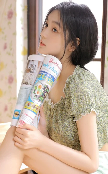 精致容颜，让人过目不忘，清新漂亮女孩碎花上衣短裤居家怡然自得写真