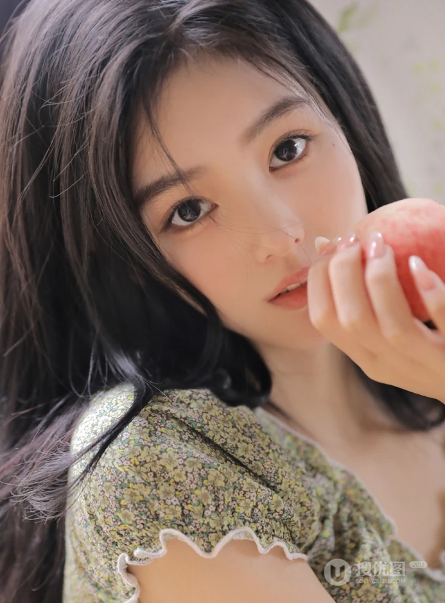 精致容颜，让人过目不忘，清新漂亮女孩碎花上衣短裤居家怡然自得写真