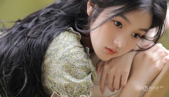 精致容颜，让人过目不忘，清新漂亮女孩碎花上衣短裤居家怡然自得写真