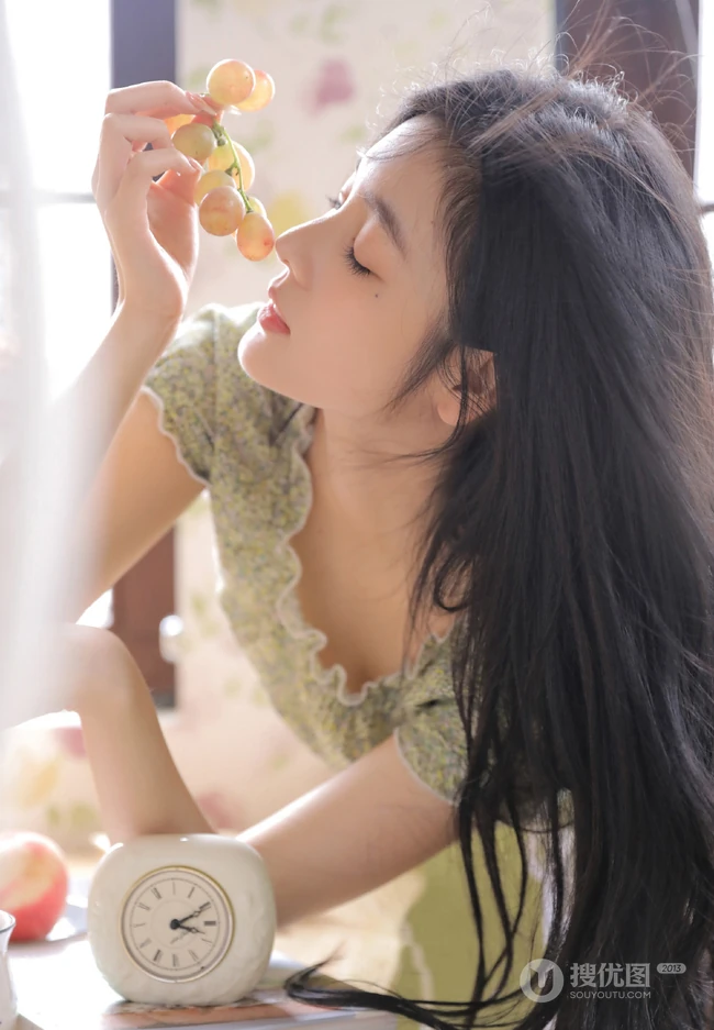 精致容颜，让人过目不忘，清新漂亮女孩碎花上衣短裤居家怡然自得写真