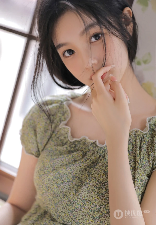 精致容颜，让人过目不忘，清新漂亮女孩碎花上衣短裤居家怡然自得写真