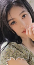 精致容颜，让人过目不忘，清新漂亮女孩碎花上衣短裤居家怡然自得写真