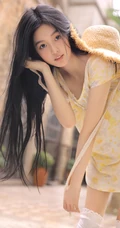 眼角有痣的大眼睛漂亮长发女孩镂空蕾丝裙清新室内写真图片