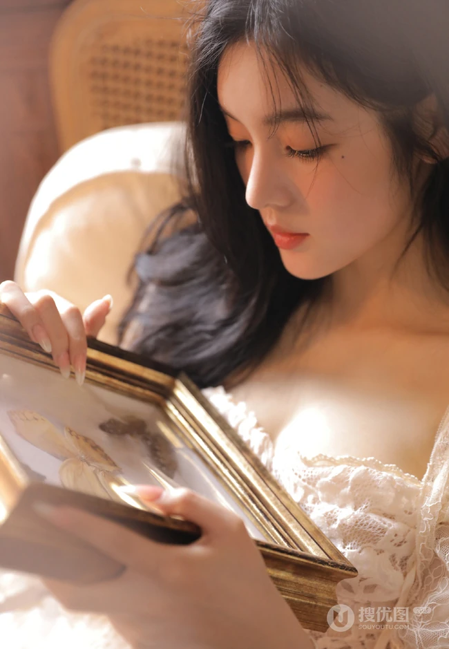 眼角有痣的大眼睛漂亮长发女孩镂空蕾丝裙清新室内写真图片