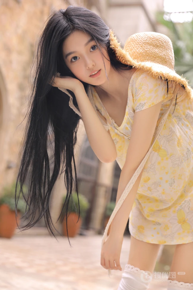 眼角有痣的大眼睛漂亮长发女孩镂空蕾丝裙清新室内写真图片