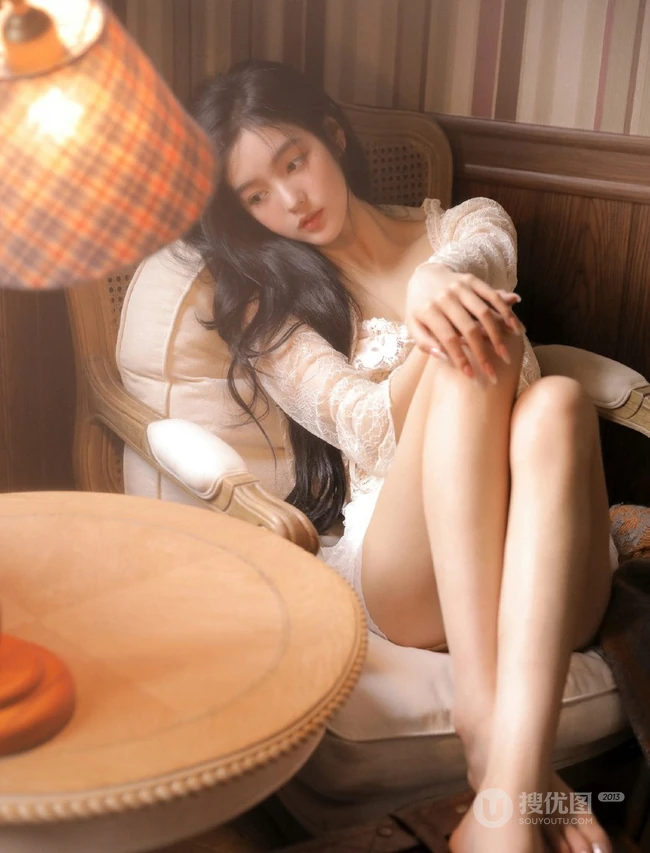 眼角有痣的大眼睛漂亮长发女孩镂空蕾丝裙清新室内写真图片