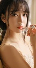 牛奶肌肤匀称身形，漂亮动人可爱小姐姐肩带衣短裤系列超高清写真大图