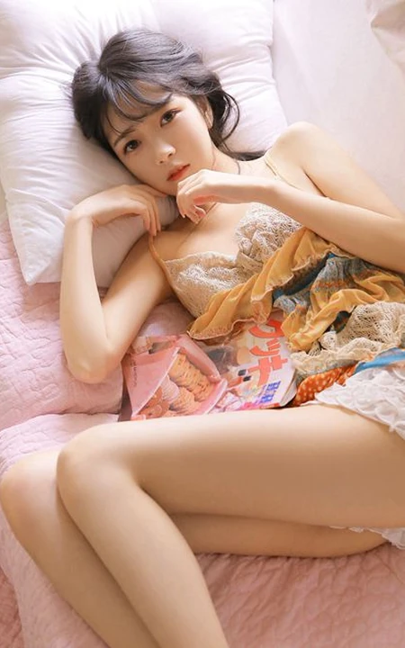 牛奶肌肤匀称身形，漂亮动人可爱小姐姐肩带衣短裤系列超高清写真大图