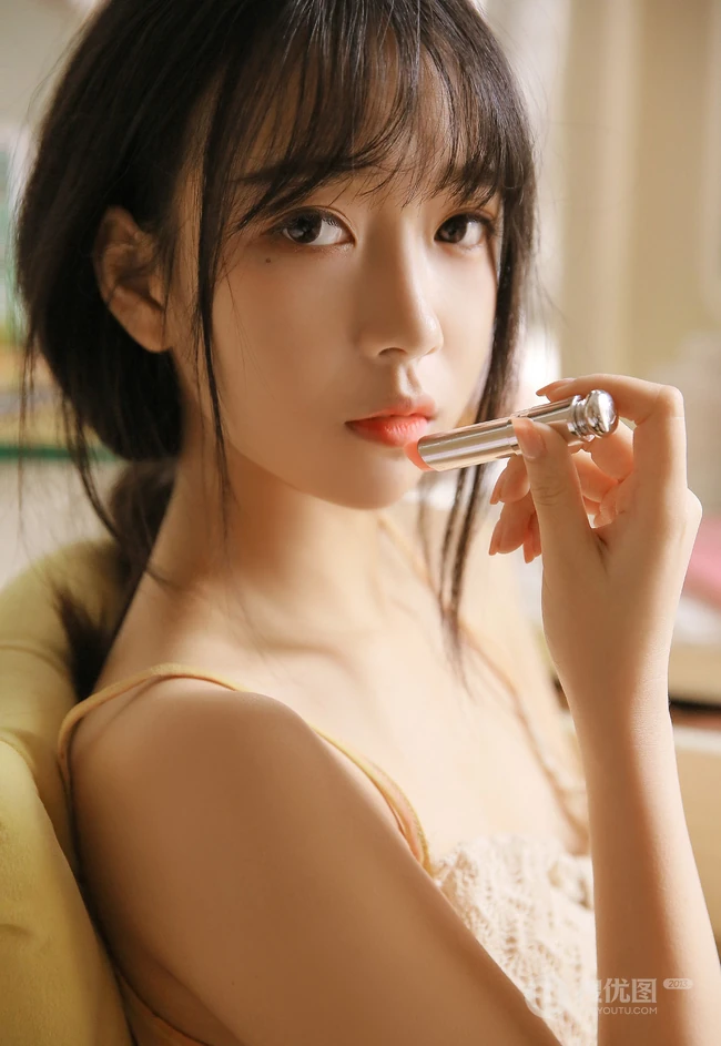 牛奶肌肤匀称身形，漂亮动人可爱小姐姐肩带衣短裤系列超高清写真大图