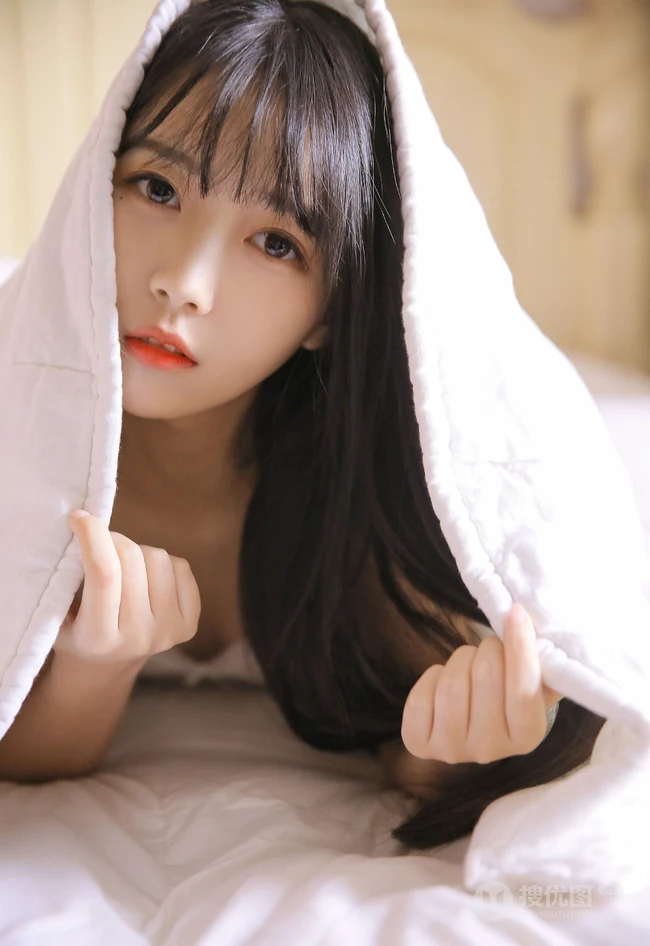 牛奶肌肤匀称身形，漂亮动人可爱小姐姐肩带衣短裤系列超高清写真大图