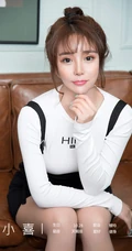 气质女生小喜紧身白T恤，肩带包臀裙，丸子头搭配室内沙发柔美写真图集