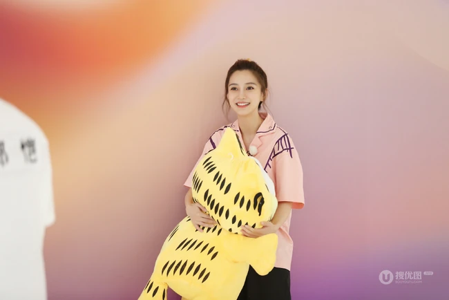 angelababy奔跑吧剧照，陪你一同撞入夏日的暖风中～ ​​​​