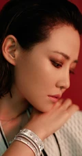 谭卓气质酷美夹耳短发，搭配漫画轮廓连衣裙时髦写真美照