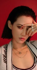 谭卓气质酷美夹耳短发，搭配漫画轮廓连衣裙时髦写真美照