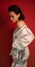 谭卓气质酷美夹耳短发，搭配漫画轮廓连衣裙时髦写真美照
