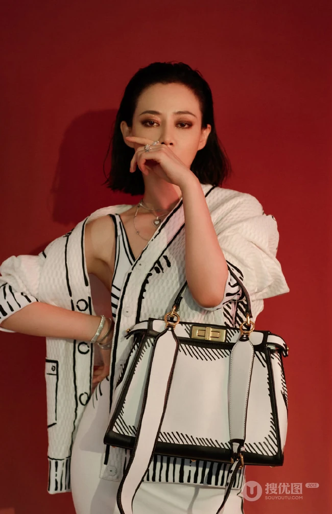 谭卓气质酷美夹耳短发，搭配漫画轮廓连衣裙时髦写真美照