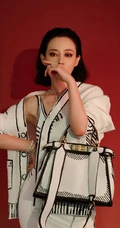 谭卓气质酷美夹耳短发，搭配漫画轮廓连衣裙时髦写真美照