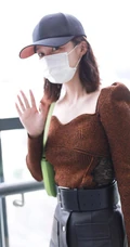 李沁戴口罩现身机场，紧身针织衫搭配皮短裙，大秀纤细线条感