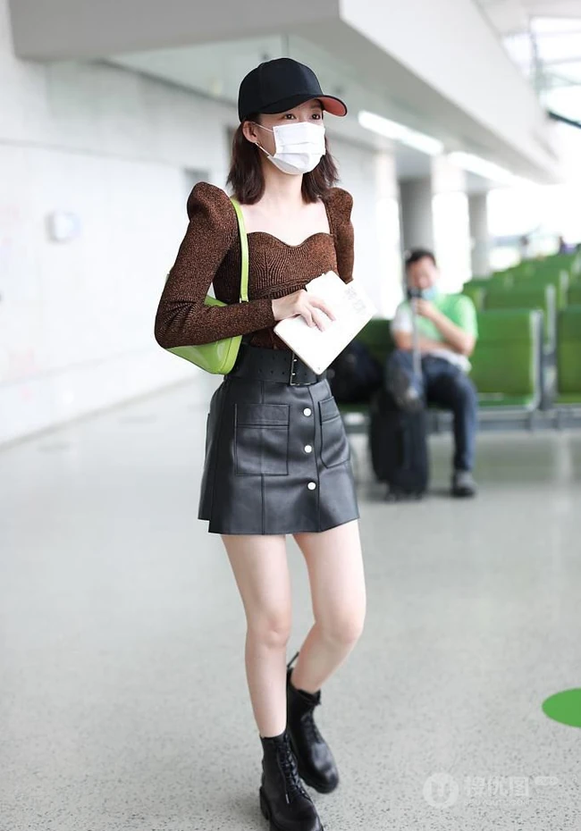 李沁戴口罩现身机场，紧身针织衫搭配皮短裙，大秀纤细线条感