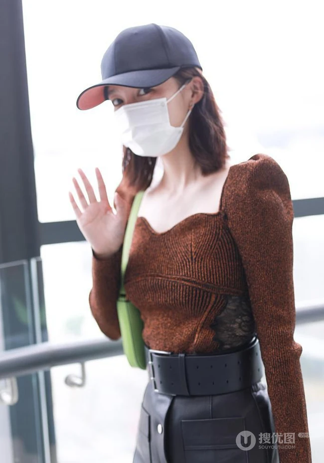 李沁戴口罩现身机场，紧身针织衫搭配皮短裙，大秀纤细线条感