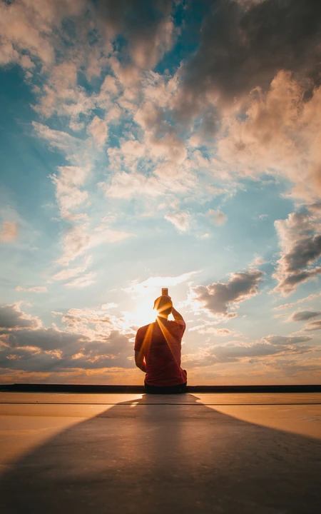 唯美的海上木栈道夕阳手机壁纸