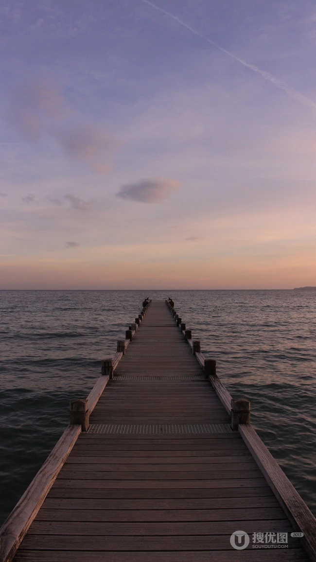 唯美的海上木栈道夕阳手机壁纸