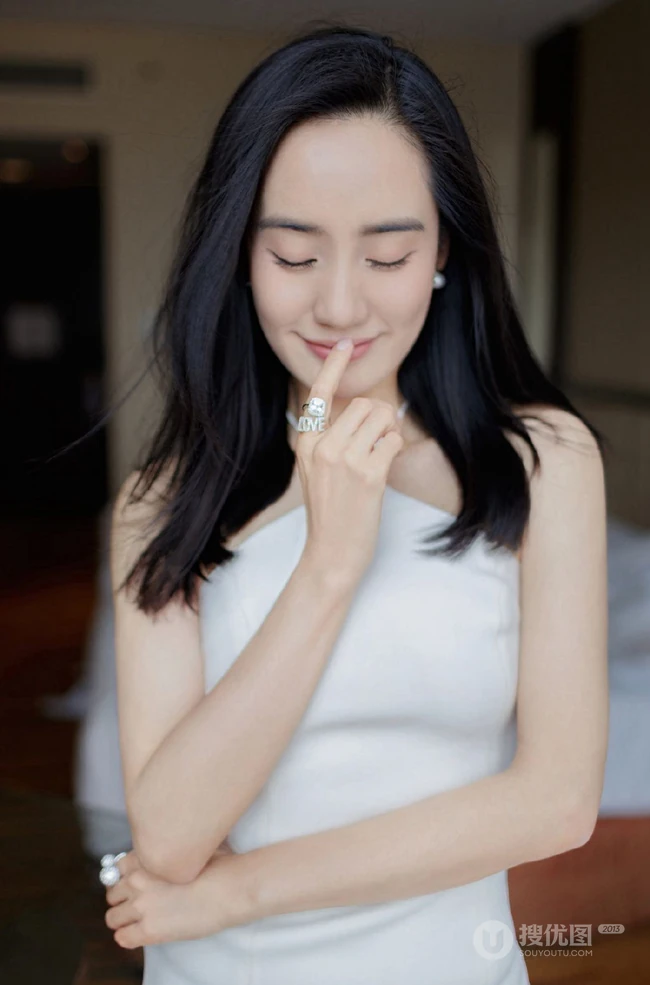 王智紧身白裙优雅气质写真