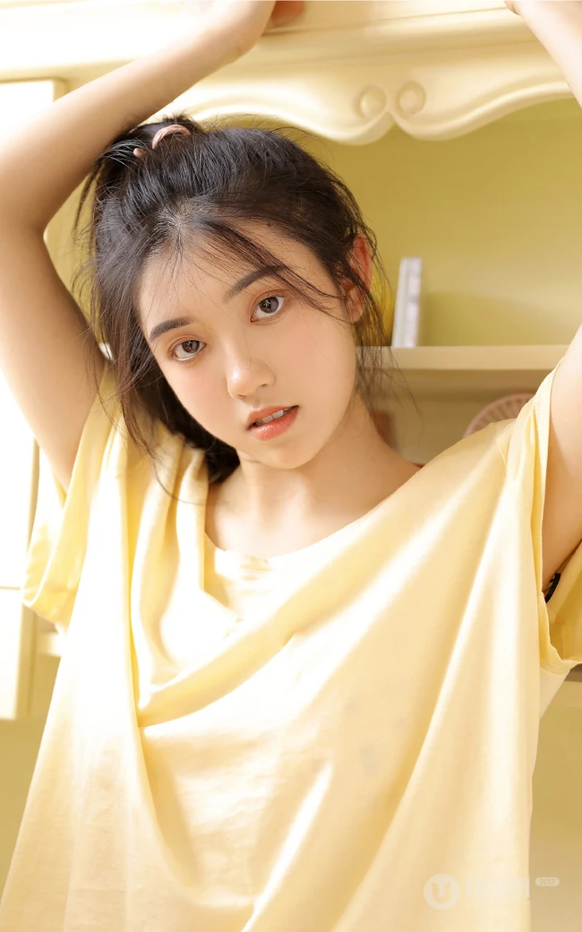 让人浮想联翩很清新却很撩的居家服短裤少女悠闲写真图集