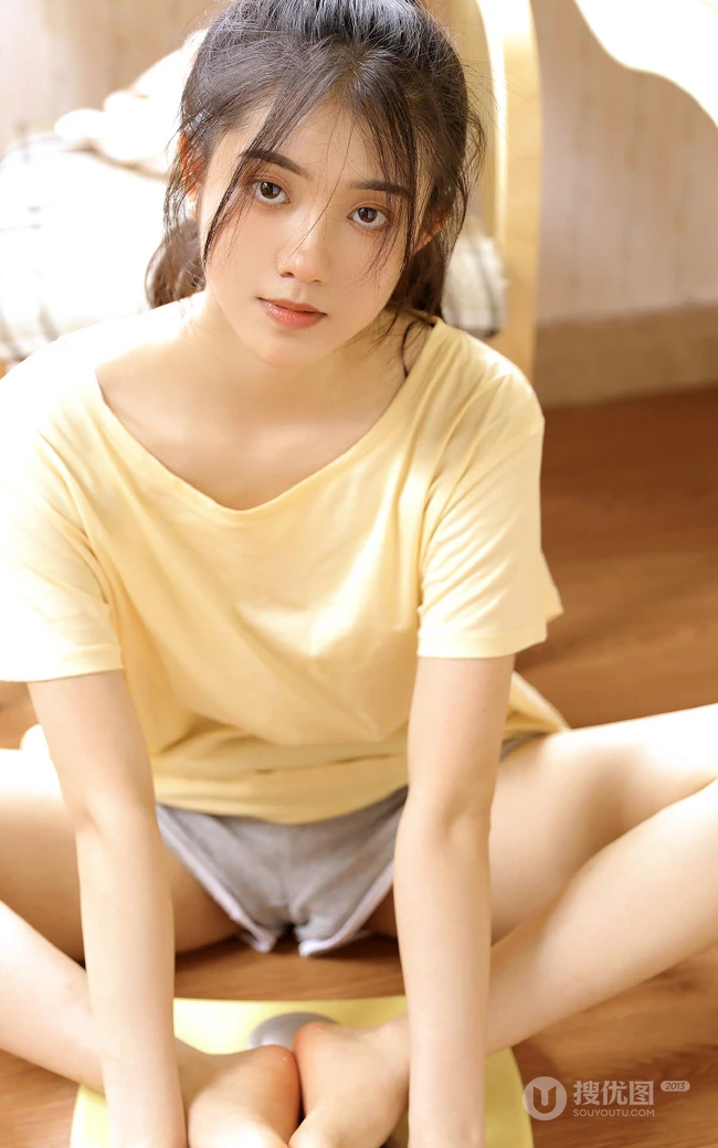 让人浮想联翩很清新却很撩的居家服短裤少女悠闲写真图集