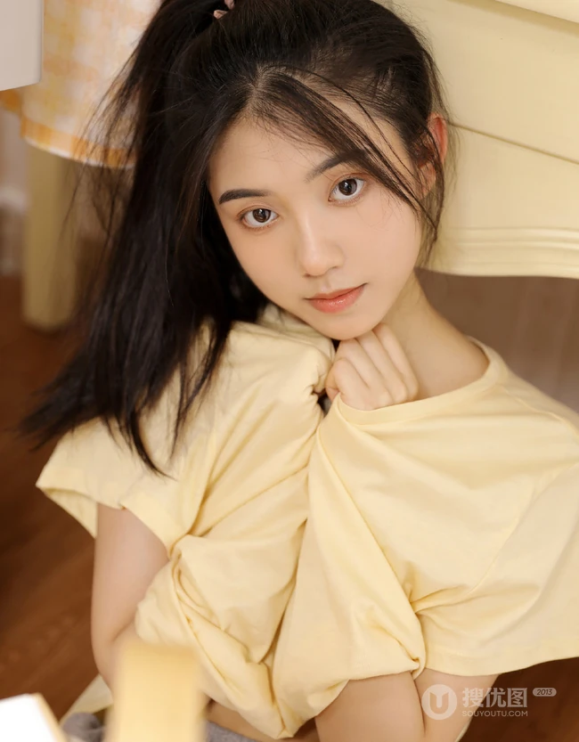 让人浮想联翩很清新却很撩的居家服短裤少女悠闲写真图集
