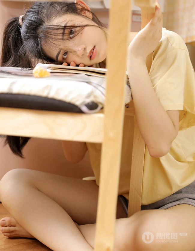 让人浮想联翩很清新却很撩的居家服短裤少女悠闲写真图集