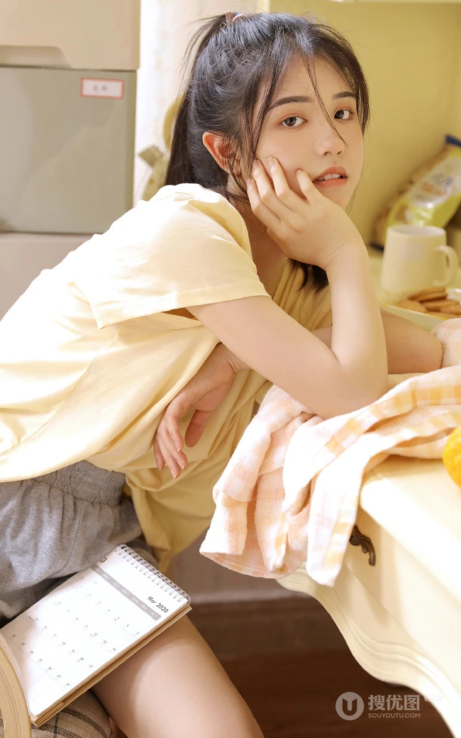 让人浮想联翩很清新却很撩的居家服短裤少女悠闲写真图集