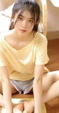 让人浮想联翩很清新却很撩的居家服短裤少女悠闲写真图集