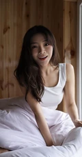 喜欢裸睡不穿衣，起床只穿背心的气质苗条女生室内艺术写真图集