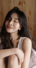 喜欢裸睡不穿衣，起床只穿背心的气质苗条女生室内艺术写真图集