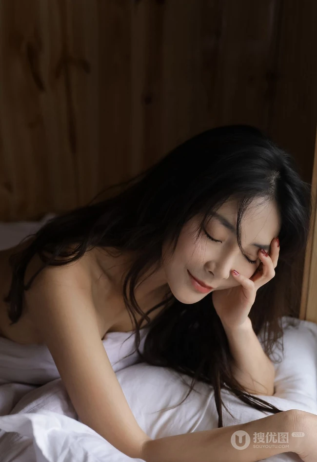 喜欢裸睡不穿衣，起床只穿背心的气质苗条女生室内艺术写真图集