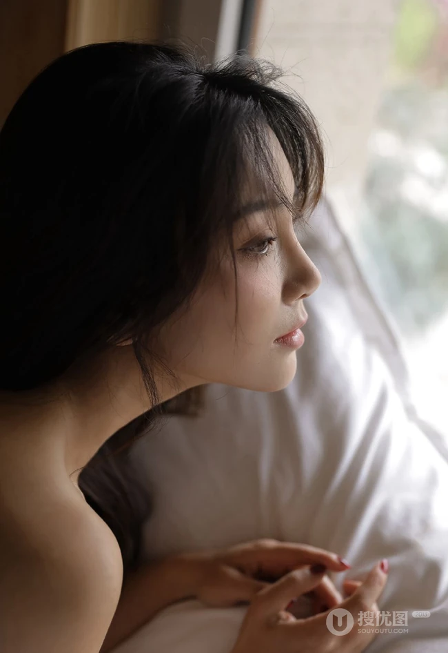 喜欢裸睡不穿衣，起床只穿背心的气质苗条女生室内艺术写真图集